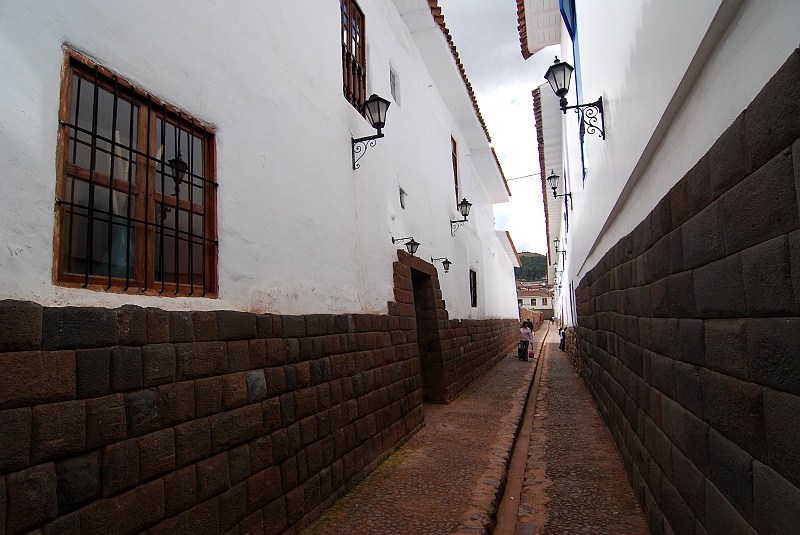 Laura i Astronom_super-118.jpg - A to już jedna z charakterystycznych, wykładanych inkaskim kamieniem uliczek. (Zdjęcie: Laura i Astronom)